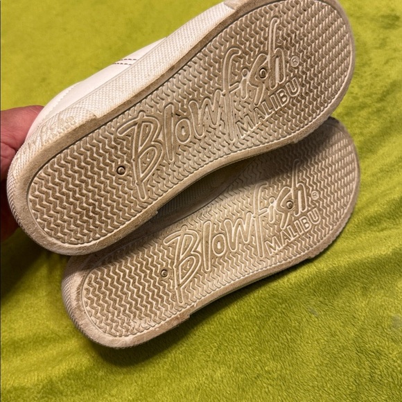BLOWFISH Malibu- Size 1 Classic White Kids Sneakers with Pink Heart - Picture 5 of 6